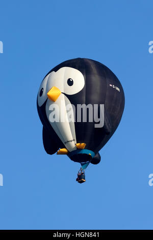 Un pinguino a forma di aria calda palloncino volare oltre Wiltshire, Regno Unito. Foto Stock