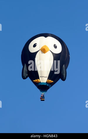 Un pinguino a forma di aria calda palloncino volare oltre Wiltshire, Regno Unito. Foto Stock