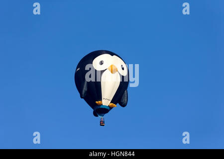 Un pinguino a forma di aria calda palloncino volare oltre Wiltshire, Regno Unito. Foto Stock