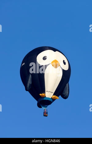 Un pinguino a forma di aria calda palloncino volare oltre Wiltshire, Regno Unito. Foto Stock