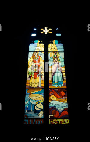 Finestra di vetro colorato nella chiesa di Santa Maria delle Grazie, il Naviglio, Milano. Foto Stock