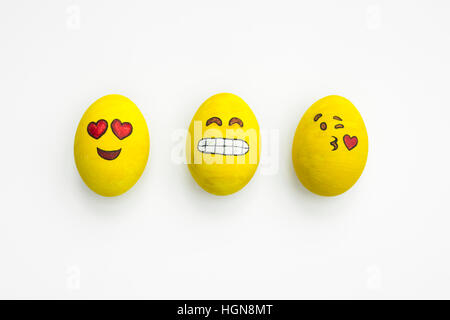 Dipinto gli Emoji uova di pasqua in diversi stati d'animo e le espressioni facciali come il bacio, sorridenti o essendo in amore, in isolati sullo sfondo bianco. Foto Stock