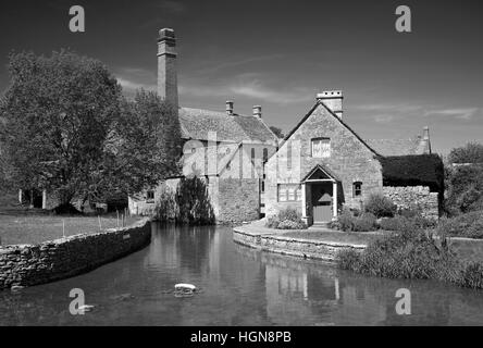 Estate, il vecchio mulino e Cottages, Fiume Windrush, Lower Slaughter village, Gloucestershire Cotswolds, England, Regno Unito Foto Stock