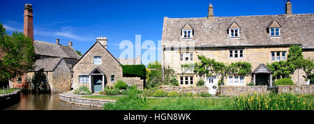 Estate, il vecchio mulino e cottages,Fiume Windrush,Lower Slaughter village,Gloucestershire Cotswolds,l'Inghilterra,UK Foto Stock