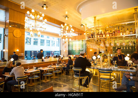 Gli interni del ristorante Aquavit in centro a Londra. Uno dei numerosi ristoranti che si trovano nella città di Londra Foto Stock