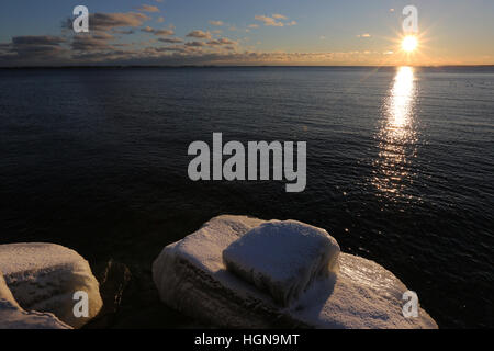 Il sole che tramonta nel lago Ontario. Foto Stock