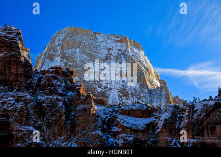 Il tardo pomeriggio di sole illumina il lato ovest del grande trono bianco nel Parco Nazionale di Zion nel sud-ovest dello Utah, Stati Uniti d'America. Foto Stock