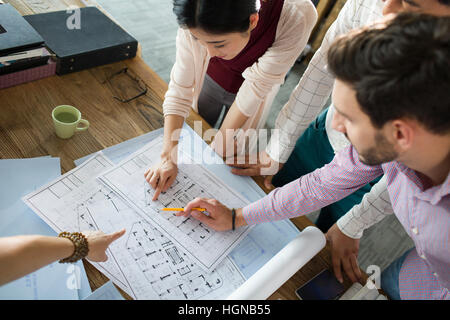 Gli architetti che lavorano in ufficio Foto Stock