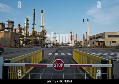 Immagine esterna presi dalla strada della ormai demolita Coryton raffineria, Essex, Regno Unito Foto Stock