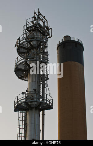 Immagine esterna presi dalla strada della ormai demolita Coryton raffineria, Essex, Regno Unito Foto Stock