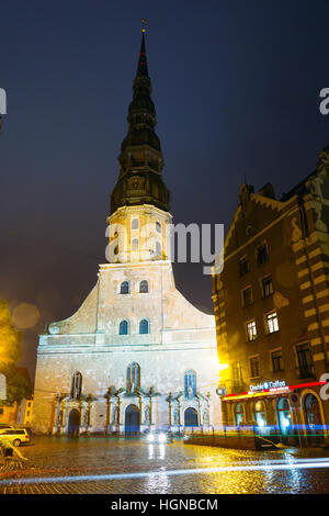 Riga, Lettonia - 3 Luglio 2016: vista notturna della chiesa di San Pietro nella Città Vecchia di Riga in Lettonia. Strada illuminata. Foto Stock