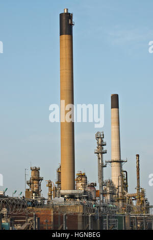 Immagine esterna presi dalla strada della ormai demolita Coryton raffineria, Essex, Regno Unito Foto Stock