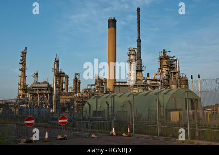 Immagine esterna presi dalla strada della ormai demolita Coryton raffineria, Essex, Regno Unito Foto Stock