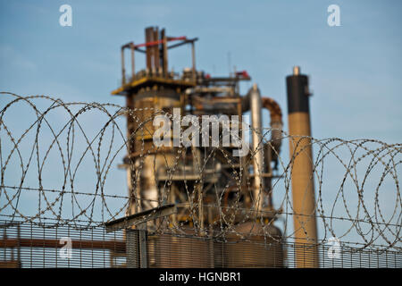 Immagine esterna presi dalla strada della ormai demolita Coryton raffineria, Essex, Regno Unito Foto Stock