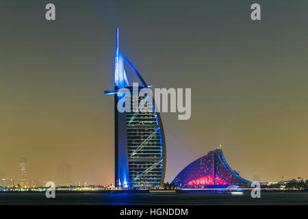 Vista notturna di Burj Al Arab e Jumeirah Beach Hotel, Dubai, Emirati Arabi Uniti Foto Stock