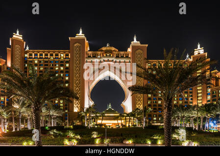 Vista notturna di Atlantis, il Palm hotel di lusso, Dubai, Emirati Arabi Uniti Foto Stock
