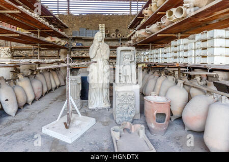 Impianto di stoccaggio per gli artefatti presso il sito archeologico di Pompei, Campania, Italia meridionale. UNESCO - Sito Patrimonio dell'umanità. Foto Stock