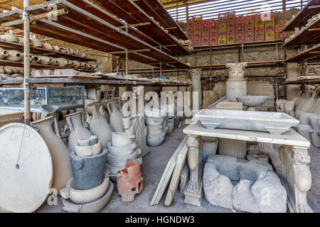 Impianto di stoccaggio per gli artefatti presso il sito archeologico di Pompei, Campania, Italia meridionale. UNESCO - Sito Patrimonio dell'umanità. Foto Stock