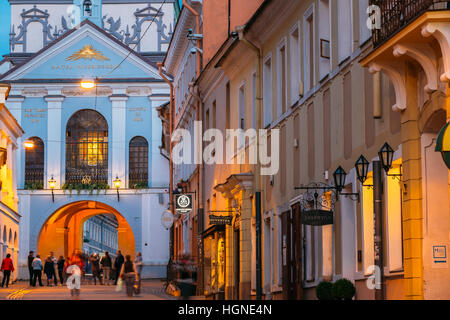 Vilnius Lituania - Luglio 08, 2016: Il cancello di Alba, i religiosi e le religiose, monumento storico, l'unica porta superstite delle antiche mura della città un Foto Stock