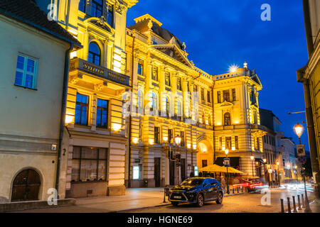 Vilnius, Lituania - 8 Luglio 2016: vista laterale della Filarmonica nazionale lituana edificio della società nella luminosa illuminazione serale sulla via Ausros Vartu Stree Foto Stock