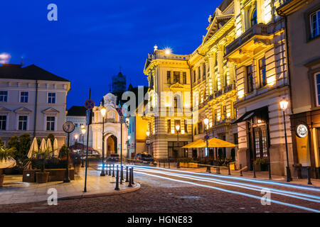 Vilnius, Lituania - 8 Luglio 2016: vista laterale della Filarmonica nazionale lituana edificio della società nella luminosa illuminazione serale sulla via Ausros Vartu Stree Foto Stock