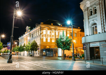 Vilnius, Lituania - 8 Luglio 2016: le facciate di edifici antichi in serata brillante illuminazione sul deserto Gediminas Avenue, la principale via della città, Foto Stock