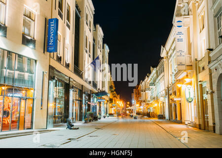 Vilnius, Lituania - 8 Luglio 2016: Vista di Vilniaus Street nella notte sotto estate cielo nero. La vecchia architettura e illuminazione brillante della moderna Caf Foto Stock