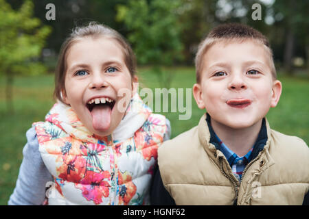 Facendo facce buffe nel parco Foto Stock