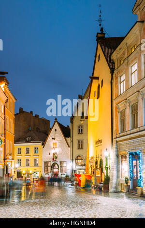 Tallinn, Estonia - 2 Dicembre 2016: Vanaturu Street nel centro storico della città vecchia di illuminazione serale. Tradizionali case medievali su vecchi Narr Foto Stock