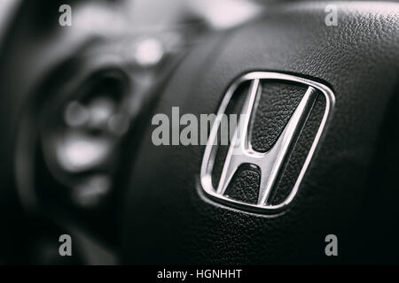 Borgund, Norvegia - 1 Agosto 2014: Honda Volante nero e argento Logo. Honda Motor Co., Ltd. è un pubblico giapponese conglomerato multinazionale co Foto Stock