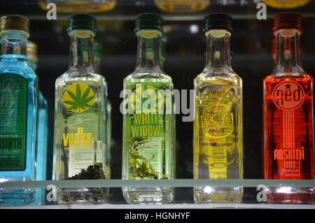 Offerte bevande alcoliche la cannabis e la vodka worm piccola bottiglia e absinth Foto Stock