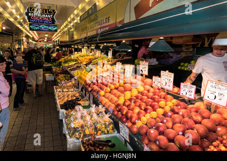 Pike Place Market, a Seattle, Washington, è un mercato all'aperto con una vasta gamma di fornitori.Il mercato è uno dei più antichi degli Stati Uniti Foto Stock