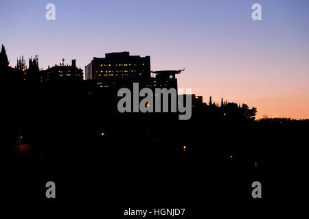 Vista della Hadassah Medical Center che gestisce due ospedali universitari di Ein Kerem Gerusalemme ovest Israele Foto Stock