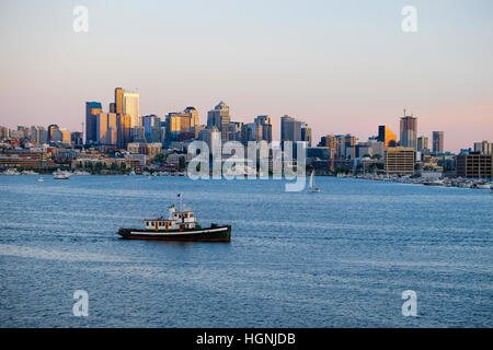 Vista della skyline di Seattle attraverso il Lago Union da officine del gas Park. Foto Stock