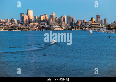 Vista della skyline di Seattle attraverso il Lago Union da officine del gas Park. Foto Stock