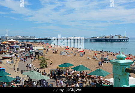 La passeggiata sul lungomare e la spiaggia di Brighton in East Sussex, Inghilterra. Con un sacco di persone Foto Stock