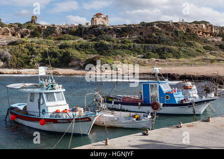 Il porto e la chiesa di Agios Georgios, vicino a Pegeia, Cipro. Foto Stock