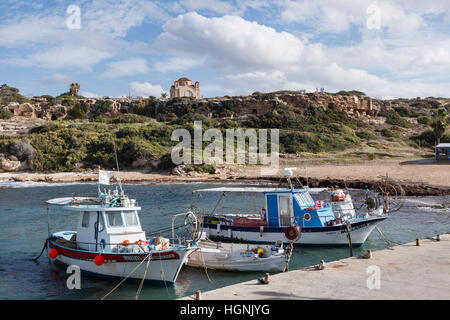 Il porto e la chiesa di Agios Georgios, vicino a Pegeia, Cipro. Foto Stock