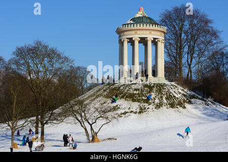 München Monaco di Baviera: bambini, ragazzi, slittino, slitta, sled, slitta, Monopteros nell'Englischer Garten (giardino inglese), Alta Baviera, Baviera, Baye Foto Stock