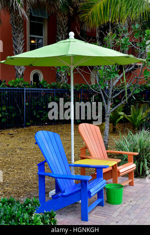 Posti a sedere nel piccolo parco pubblico che danno accesso alla spiaggia, Fort Lauderdale, Florida, Stati Uniti d'America Foto Stock