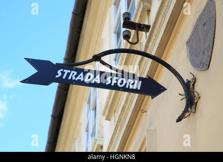 Segno per fune Street, una delle strade più stretta in Europa, in Brasov, Transilvania, Romania, Est Europa Foto Stock