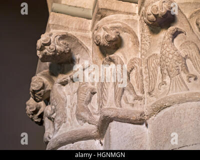 Scultura in pietra sul pilastro all'interno della Pieve di Santa Maria Assunta, Fornovo di Taro. Sulla Via Francigena. Foto Stock