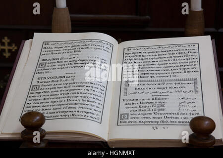 Gerusalemme, Israele - Agosto 1,2014: Nuovo Testamento Bibbia scritta in lingua copta nel Patriarcato copto in Gerusalemme. Foto Stock