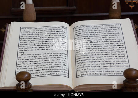 Gerusalemme, Israele - Agosto 1,2014: Nuovo Testamento Bibbia scritta in lingua copta nel Patriarcato copto in Gerusalemme. Foto Stock