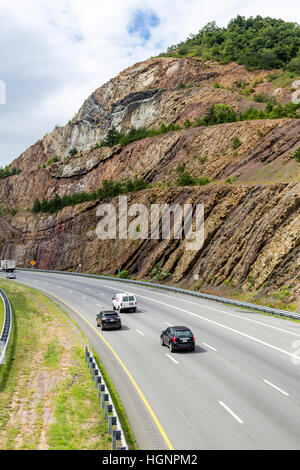 Sideling Hill, Maryland, Interstate 68 autostrada, che mostra strati geologici, piega anticlinale e formazioni syncline. Foto Stock