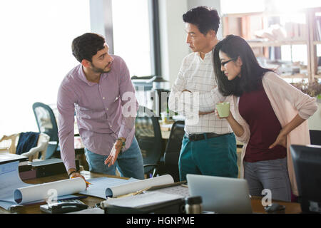 Gli architetti che lavorano in ufficio Foto Stock