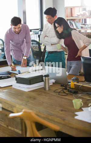 Gli architetti che lavorano in ufficio Foto Stock