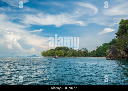 Bellissima vista del Ko Phai o isola di bambù, Provincia di Krabi, Thailandia Foto Stock