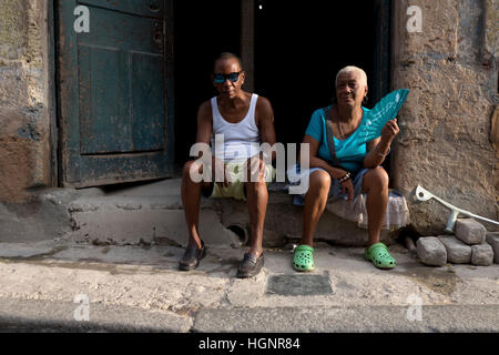 Vero popolo cubano, ritratto di uomo nero e la donna da l'Avana, Cuba. Coppia ispanica guardando la fotocamera Foto Stock