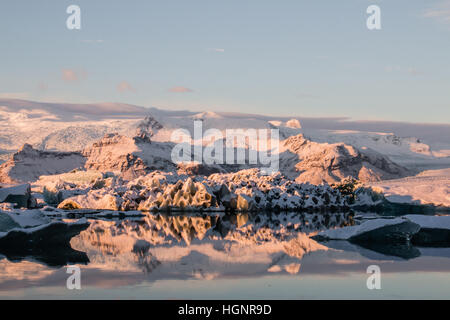 Dawn al ghiacciaio Jökulsárlón Laguna, Islanda Foto Stock